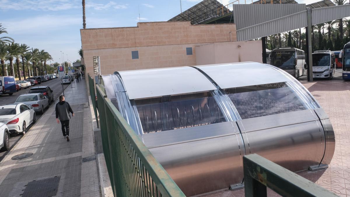 El aparcabicis cerrado se ha instalado en uno de los accesos a la estación de autobuses de Elche.