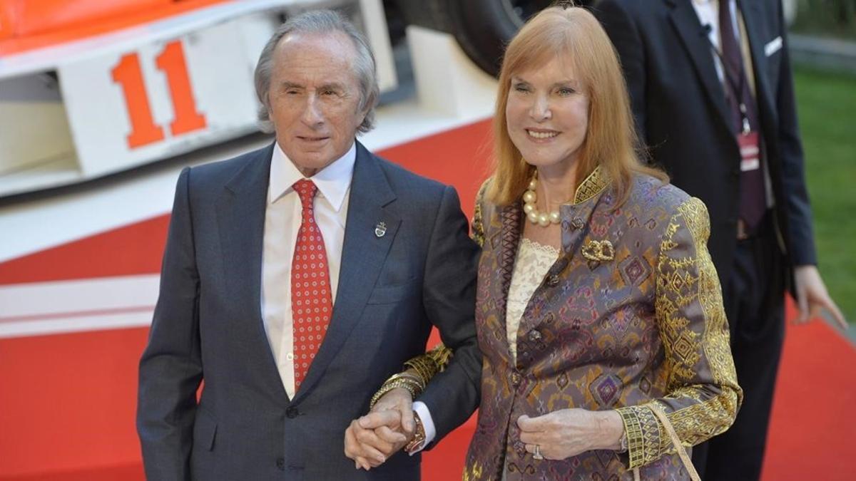 Jackie Stewart , tricampeón de F-1, y su esposa Helen.