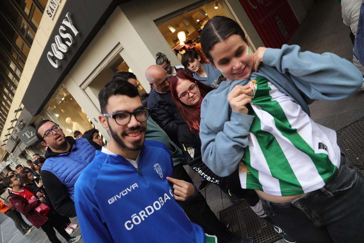 La firma de autógrafos de Iker Álvarez y Mikel Goti, en imágenes