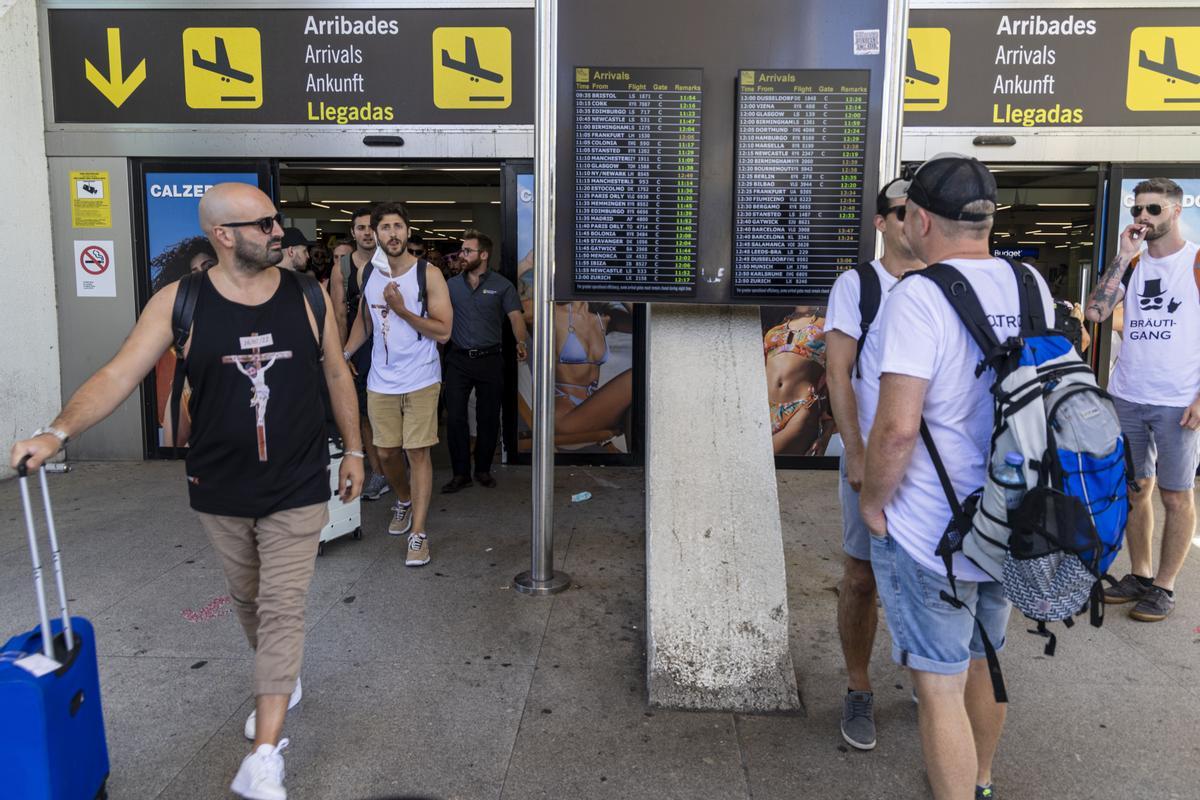 Pasajeros en el aeropuerto de Palma durante la huelga de easyJet y ...