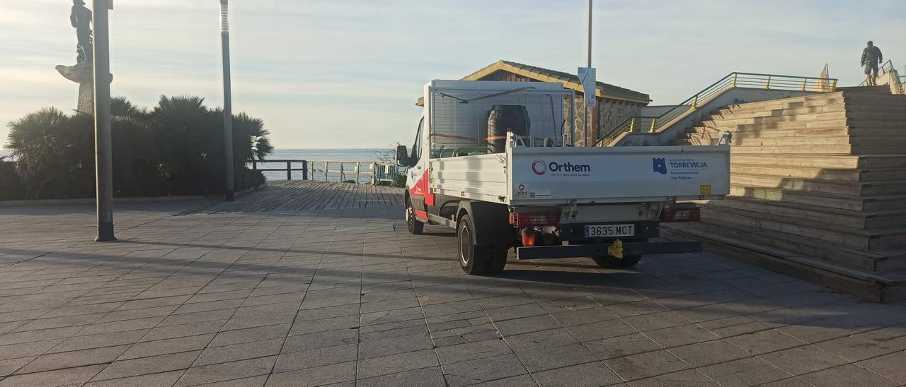 Un vehículo de la empresa de mantimiento de vías públicas en el paseo marítimo