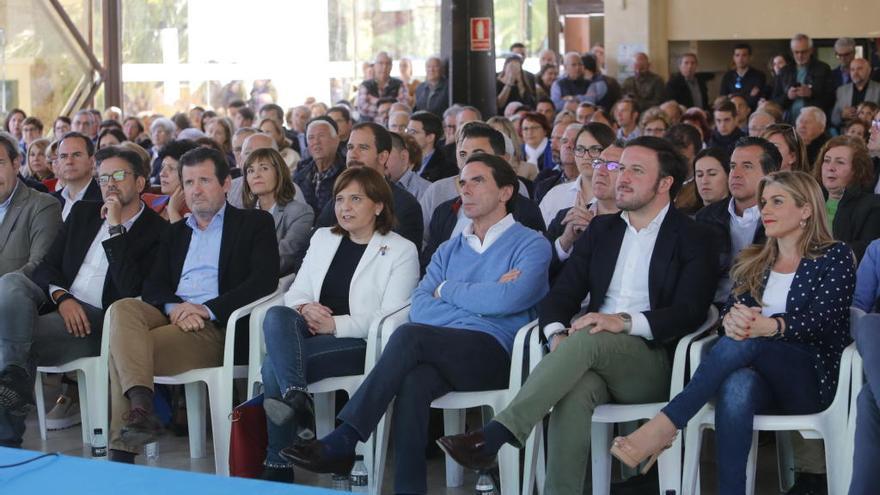 José María Aznar, en el centro de la imagen