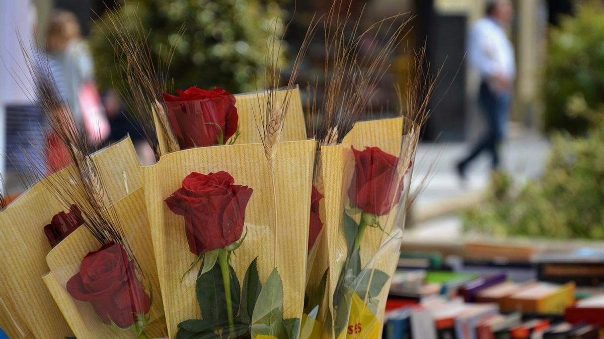 Una parada de rosas y libros por Sant Jordi.