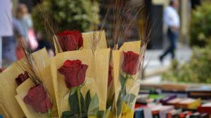 Una parada de rosas y libros por Sant Jordi.