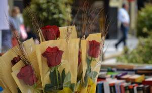 Una parada de rosas y libros por Sant Jordi.