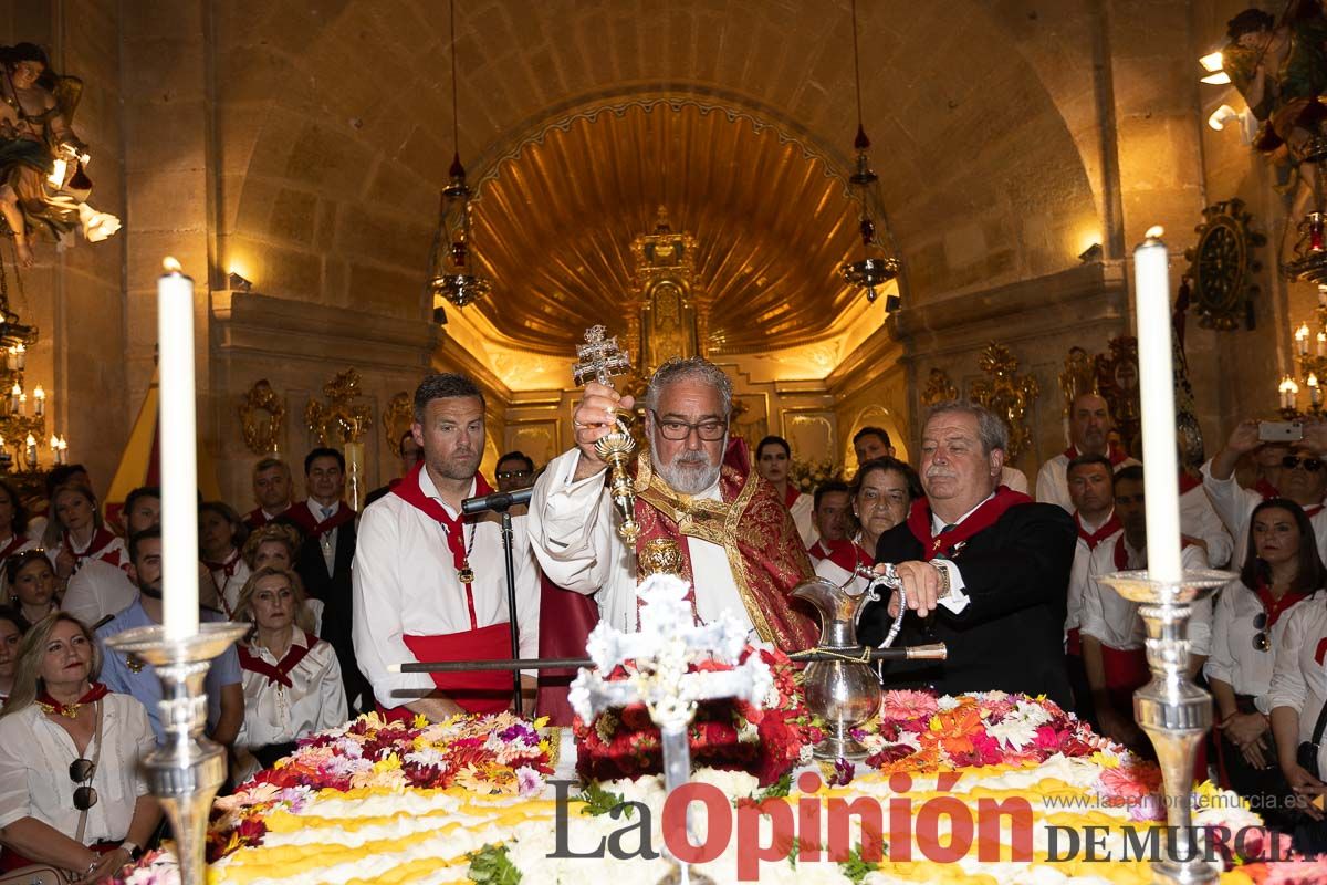 Bandeja de flores y ritual de la bendición del vino en las Fiestas de Caravaca