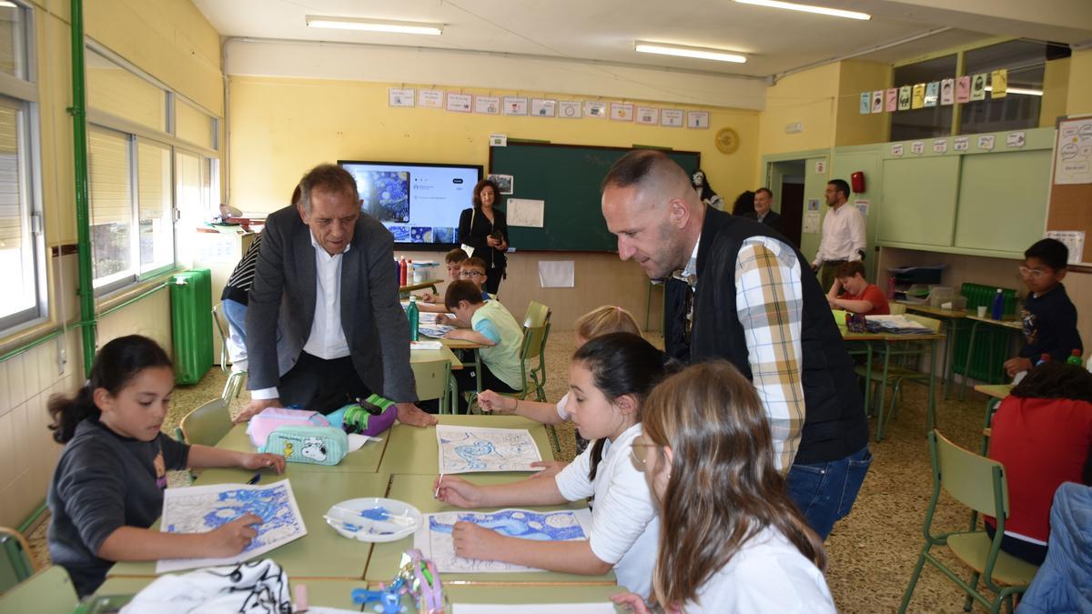 El secretario autonómico de Educación, Miguel Soler, con el alcalde de Pinoso, Lázaro Azorín, durante su visita a los centros educativos de Primaria de la localidad.