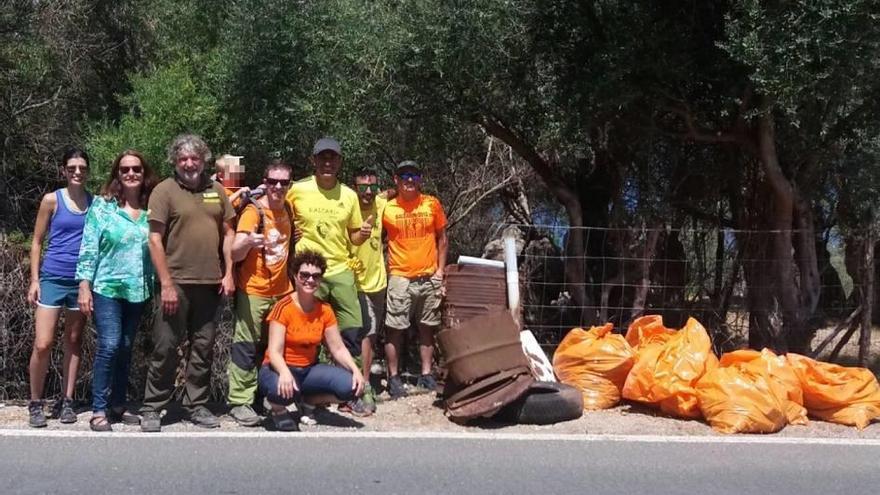 Voluntarios limpian el torrente de ses Olives