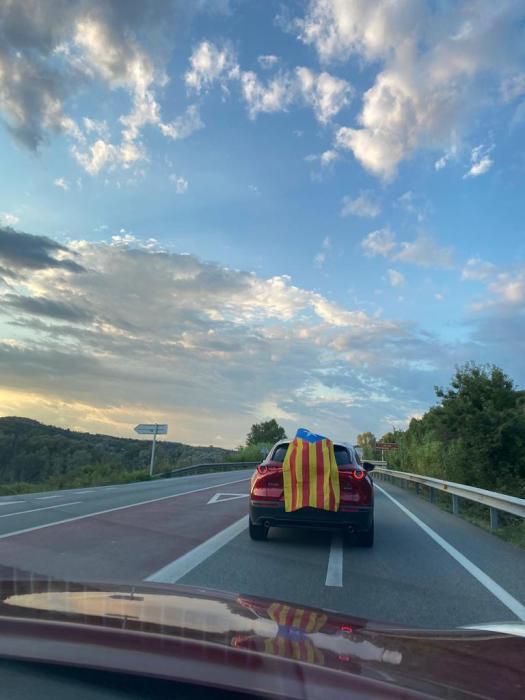 Rua de vehicles cap a Lledoners pel seu pas per Castellgalí