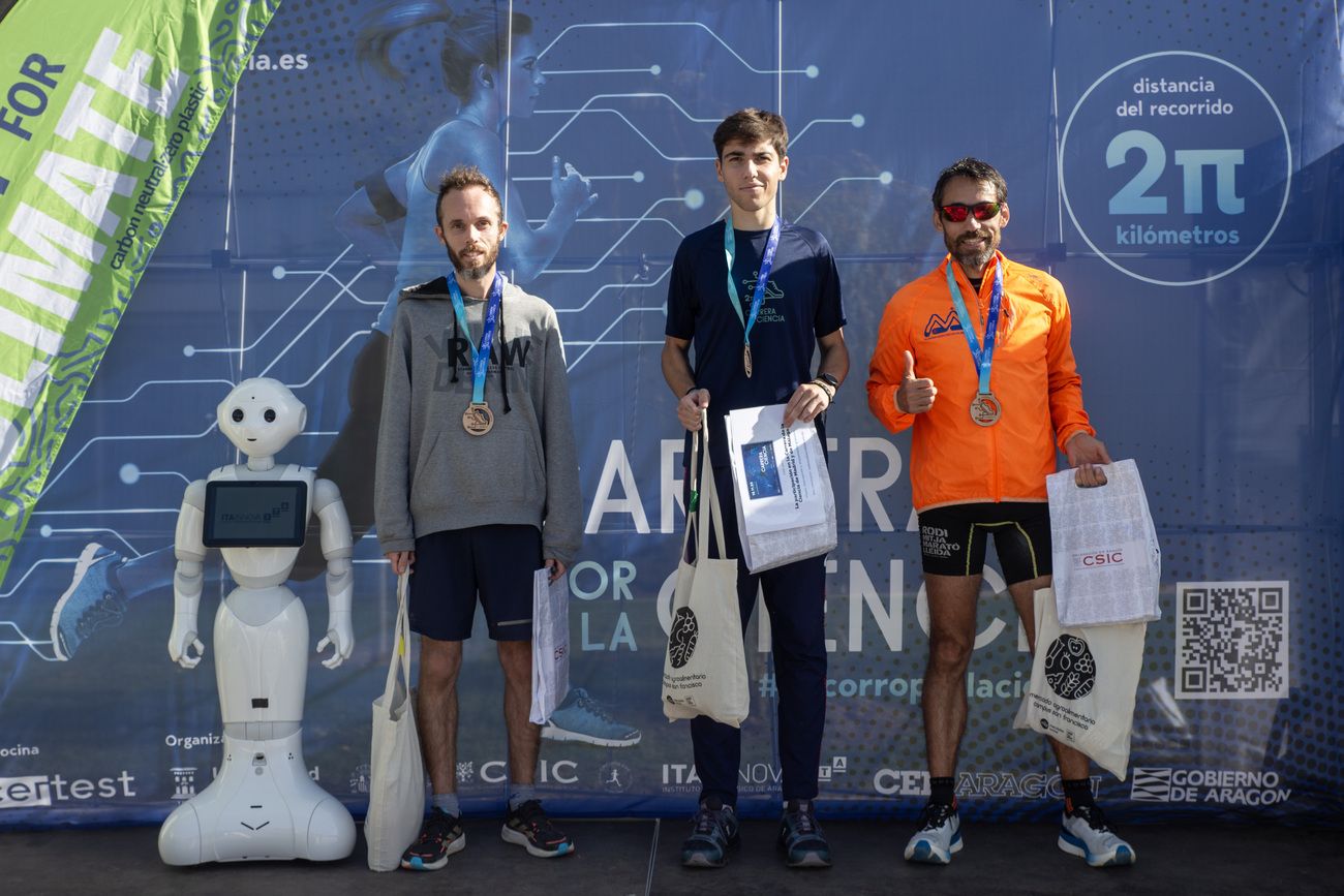 En imágenes | 800 corredores en la II Carrera por la Ciencia