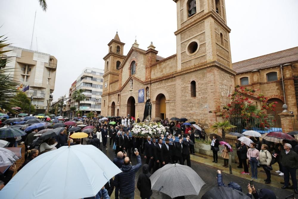 Pese a la fina lluvia que caía a primera hora de la mañana la procesión de Domingo de Resurección pudo celebrar el tradicional Encuentro en las cuatro esquinas