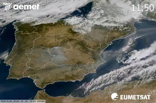 Las imágenes satelitales muestran cómo el humo de los incendios ya recubre media España y empeora la calidad del aire