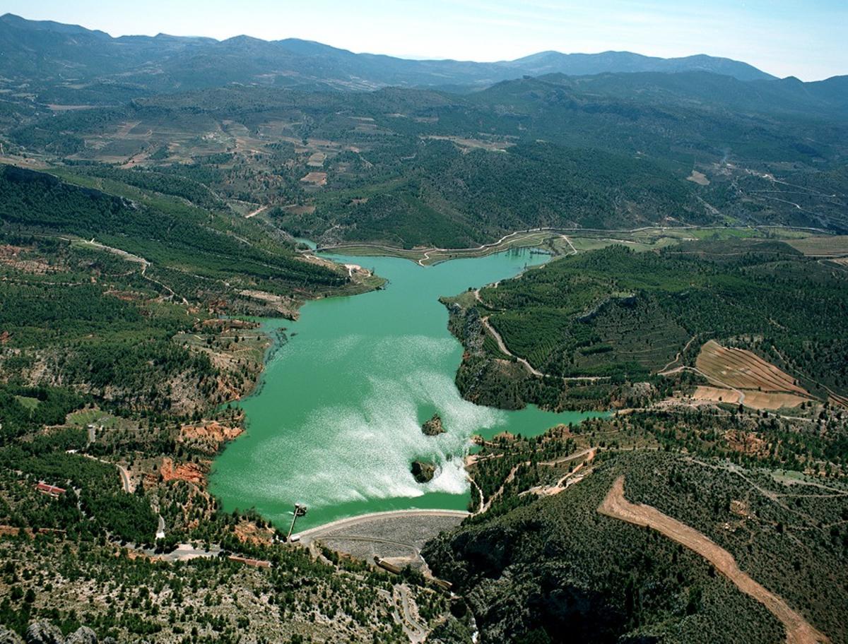 Vista aerea con drón de la presa de embalse de la MCT en Nerpio