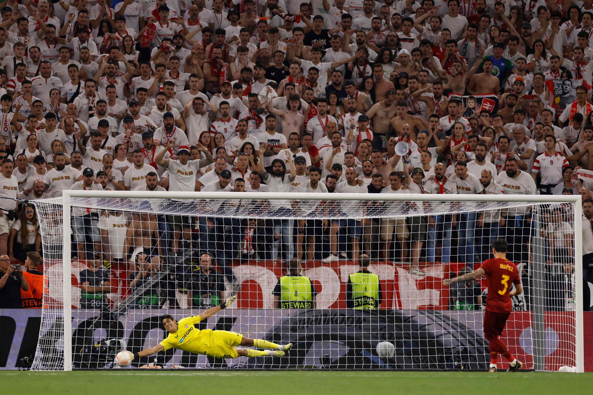 Bono, portero del Sevilla, detiene el penalti a Ibañez.