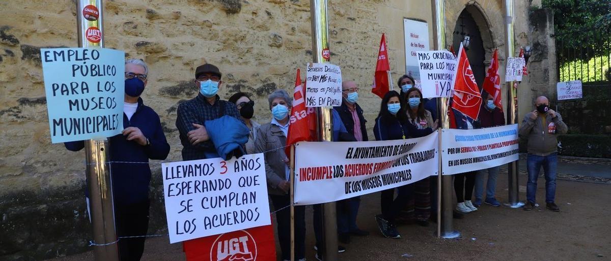 Los sindicatos convocantes de la huelga, frente a las puertas del Alcázar.