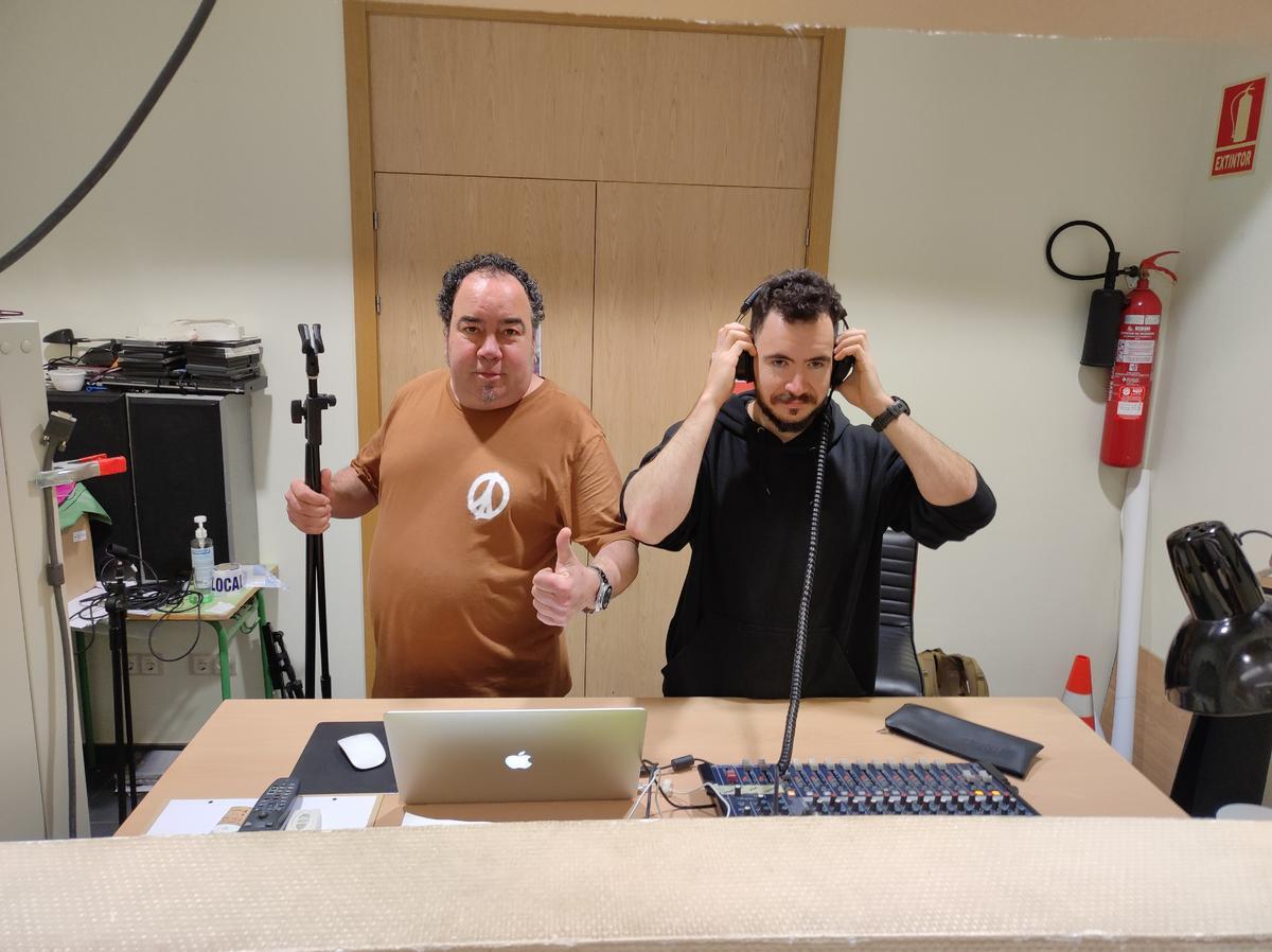 Javier Suárez Lauriño y Borja Fernández en el control de grabación.