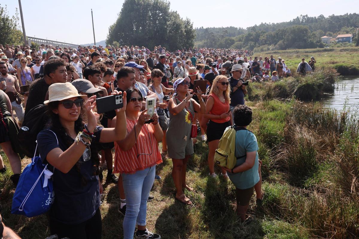 La fiesta en las Torres de Oeste (Catoira) con motivo del día grande de la Romería Vikinga 2025. La fiesta en las Torres de Oeste (Catoira) con motivo del día grande de la Romería Vikinga 2025.
