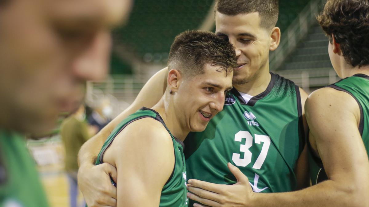 Mateo Díaz es felicitado por Olaizola el pasado sábado tras el gran partido del base argentino ante el Valladolid.