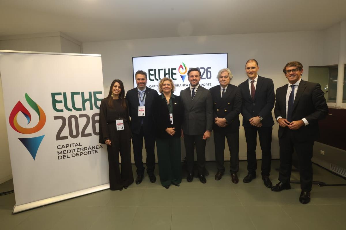 Foto de familia de la presentación de Elche como Capital Mediterránea del Deporte en Fitur.