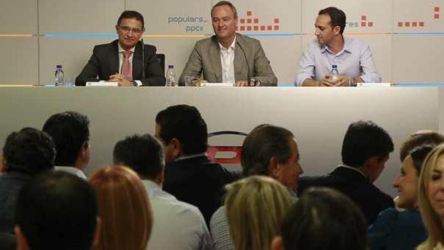 El presidente de la Generalitat flanqueado por Serafín Castellano y César Sánchez, durante la ejecutiva celebrada ayer.