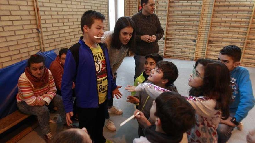 Los niños intentaron hacerse entender con dificultades en el habla. // Jesús Regal