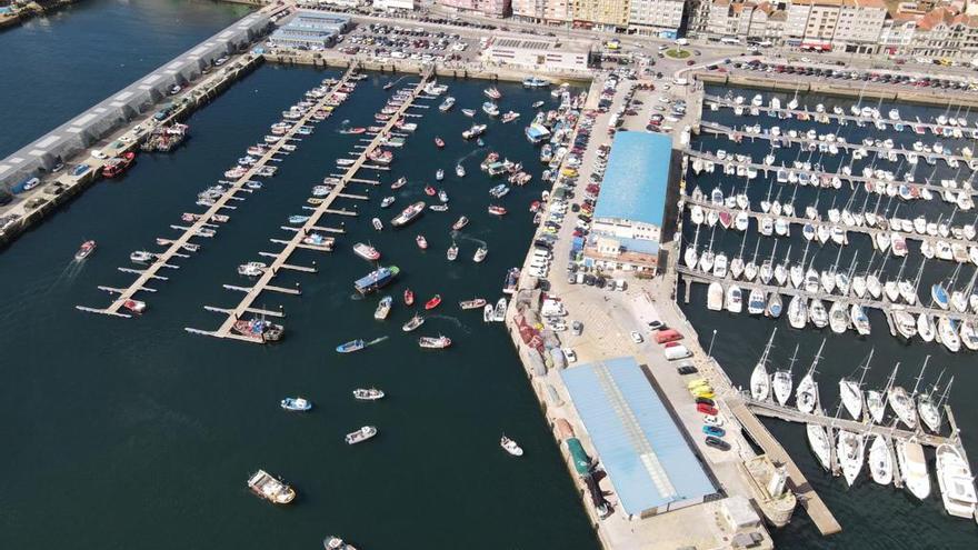 Vista aérea de la concentración en el puerto de Cangas.