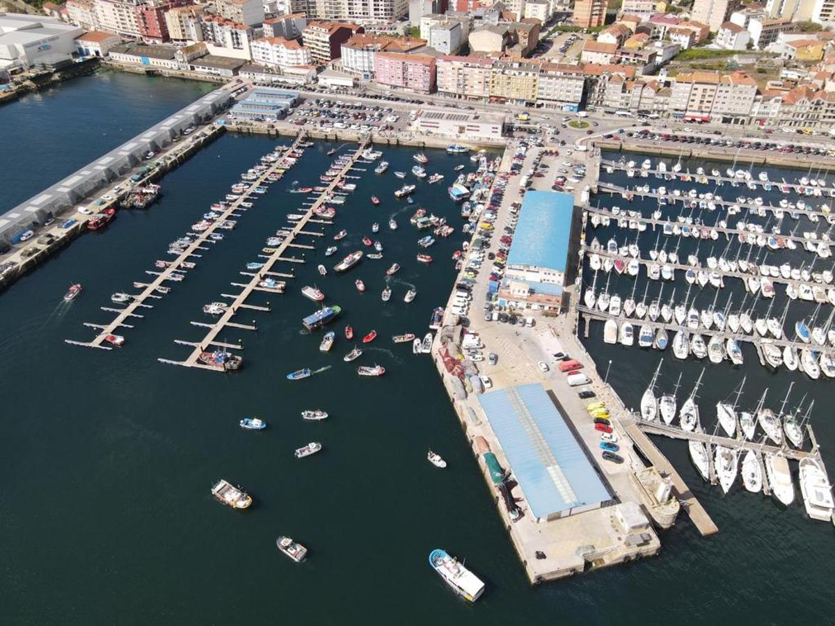 Vista aérea de la concentración en el puerto de Cangas.