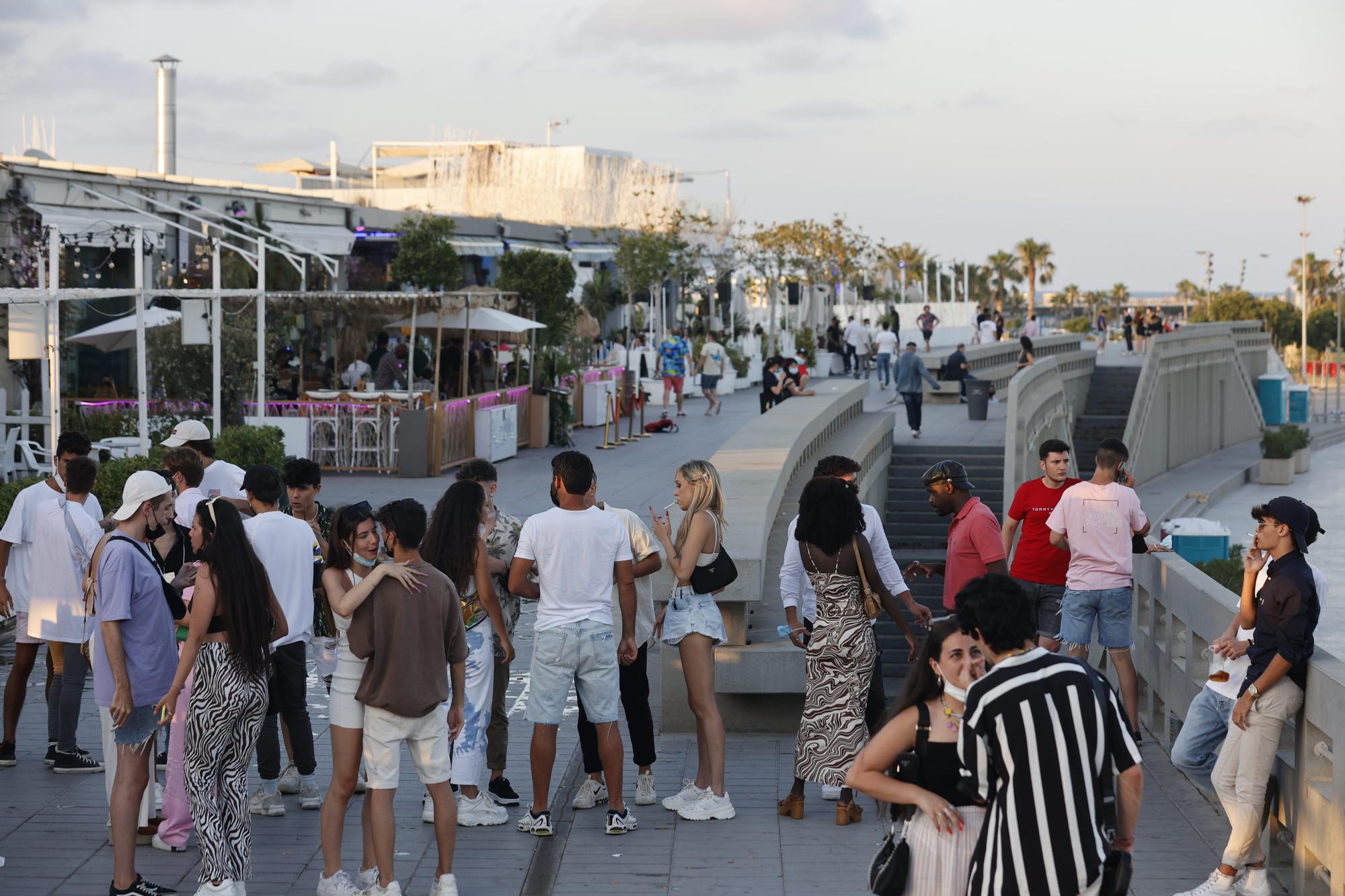 Ambiente en las zonas de ocio de La Marina y Honduras el día que se anuncian nuevas restricciones