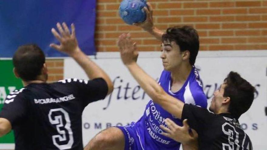 Un jugador del Cronistar, ayer, en el polideportivo de Vallobín.