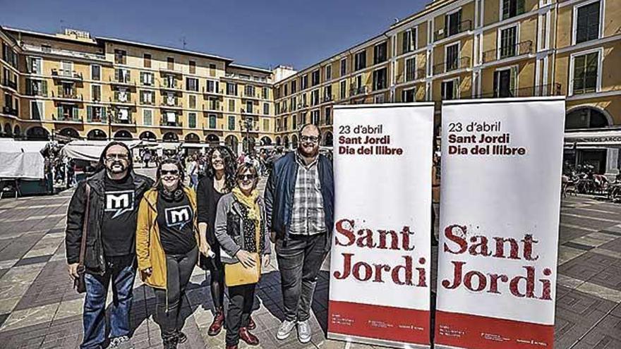 Algunos libreros de Palma, ayer, en la plaza Mayor, epicentro habitual de Sant Jordi.