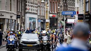 Dordrecht (Netherlands), 15/10/2025.- Cyclists cycle through the center of Dordrecht during the start of the first stage of the Tour of Holland, in Dordrecht, the Netherlands, 15 October 2025. Tour of Holland cycling race is the first cycling UCI race held in the Netherlands in 21 years. (Ciclismo, Países Bajos; Holanda) EFE/EPA/KOEN VAN WEEL