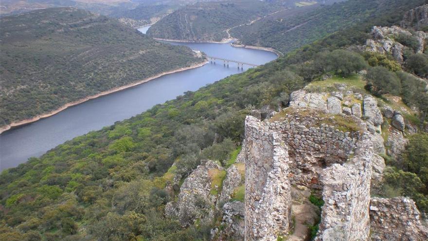 Una mujer sufre fractura de tibia y peroné al caerse en el castillo de Monfragüe