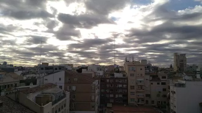 Sorpresa por la forma de unas nubes vistas en el cielo de Alicante