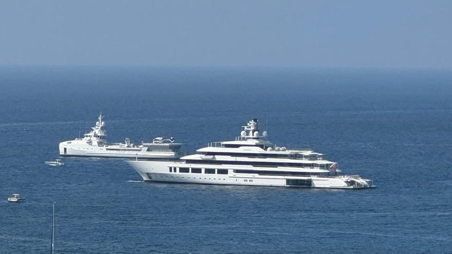 Allein das Beiboot kostet 40 Millionen Dollar: Die Gigayacht &quot;Infinity&quot; schippert vor der Küste Mallorcas