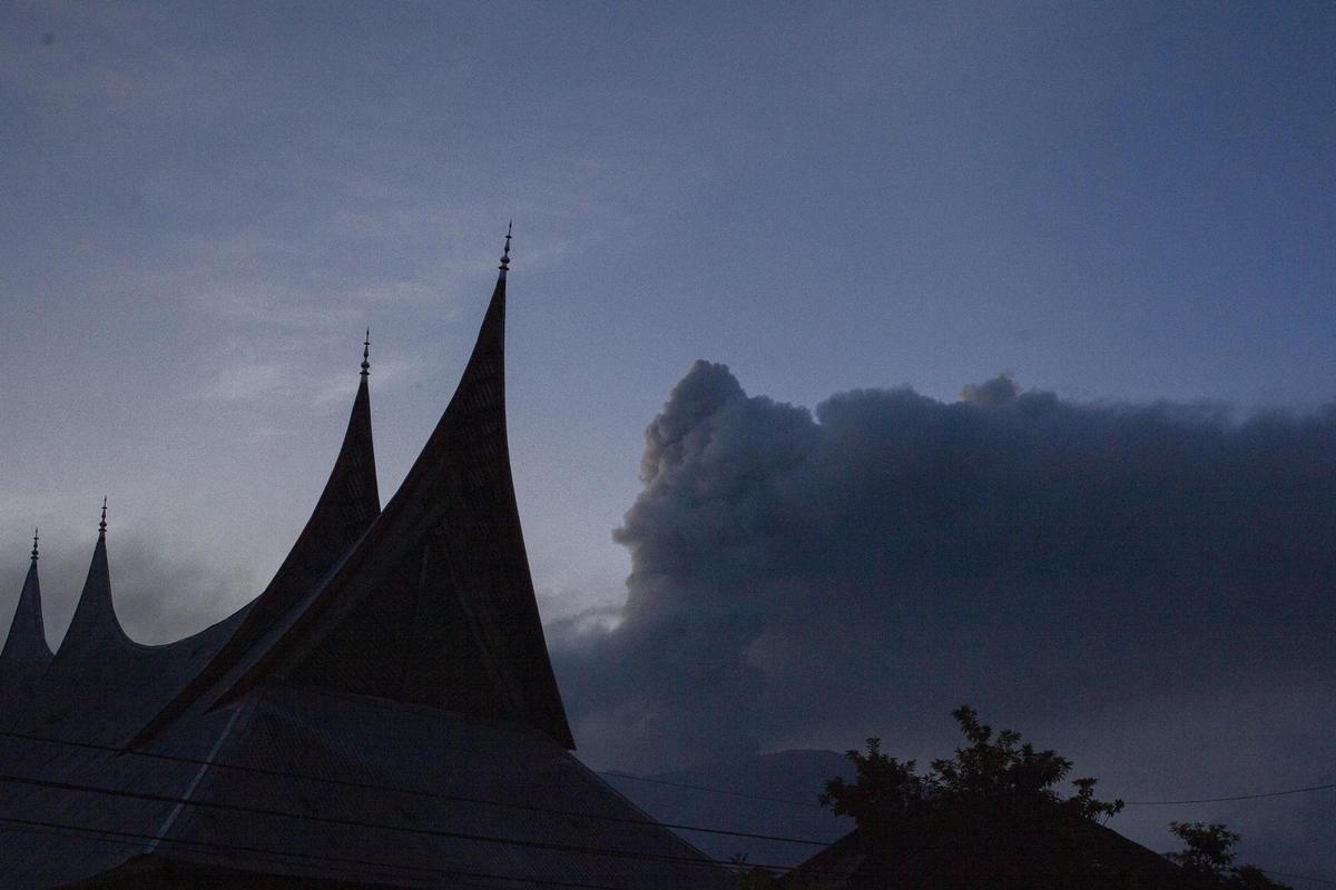 Búsqueda contrarreloj de 12 alpinistas desaparecidos tras la erupción del volcán Marapi, en Indonesia