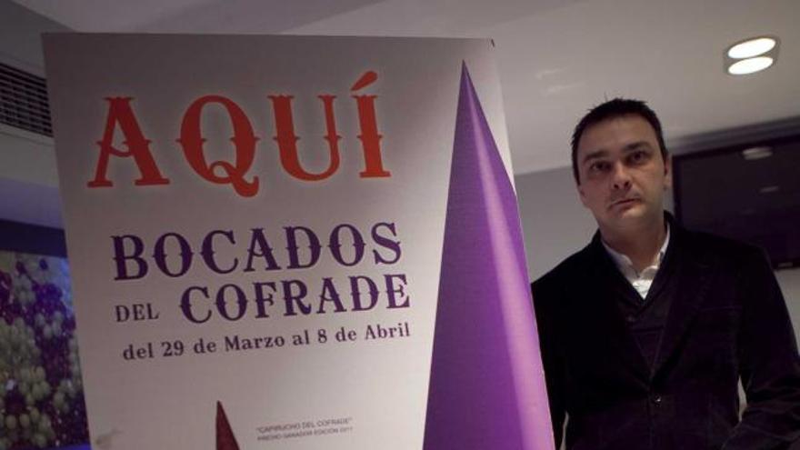 José Eladio Cuervo, junto al cartel de esta edición de Bocados del Cofrade.