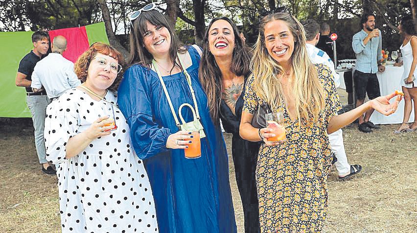 Dolli Taylor (fundadora de TROBAT.CO) junto a las artistas Mariadela Araujo, Edurne Camacho y Vera Edwards