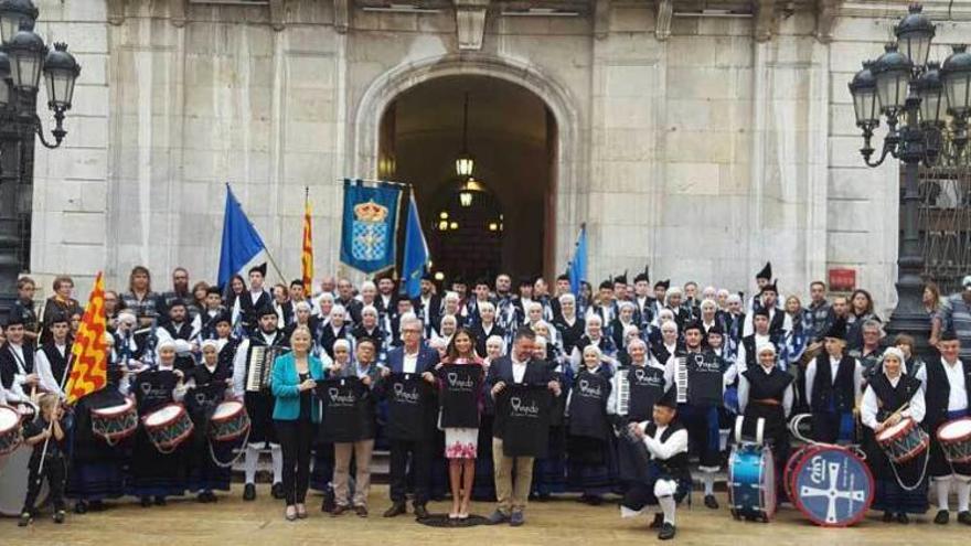 Las bandas de gaitas &quot;Ciudad de Oviedo&quot; y &quot;Vetusta&quot;, ayer, en la puerta del Ayuntamiento de Tarragona.