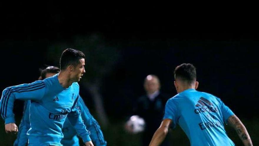 Cristiano Ronaldo, durante el entrenamiento del Madrid ayer.