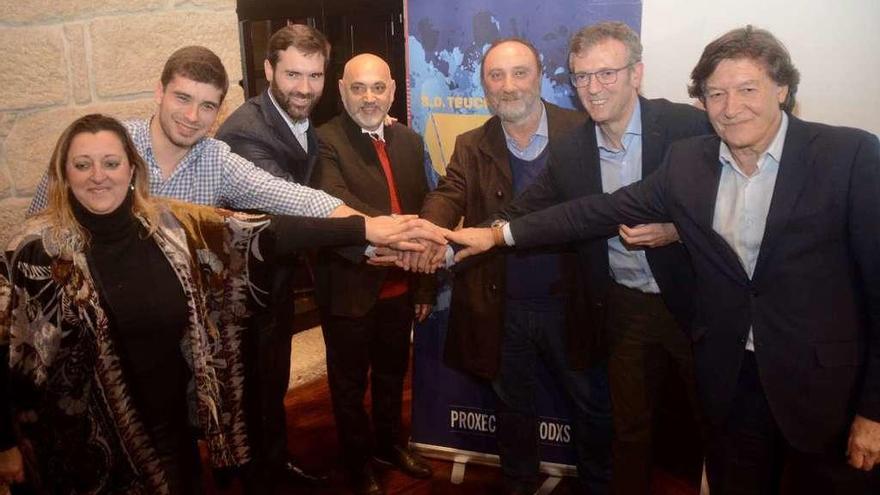 Representantes de las distintas instituciones con el presidente de la junta gestora del SD Teucro en la presentación de los actos. // Rafa Vázquez