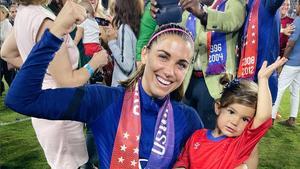 Alex Morgan posa con su hija