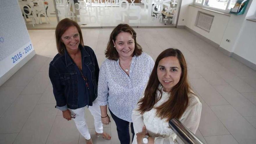 Por la izquierda, las docentes Carmen Bueno, Mónica R. Corominas y Adriana Álvarez.