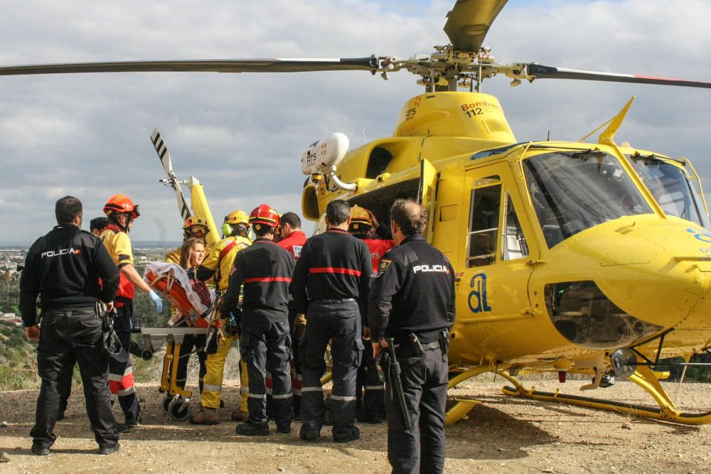 Un helicóptero ha rescatado este martes a una deportista con la pierna rota del paraje de la Pared Negra de la Sierra de Orihuela