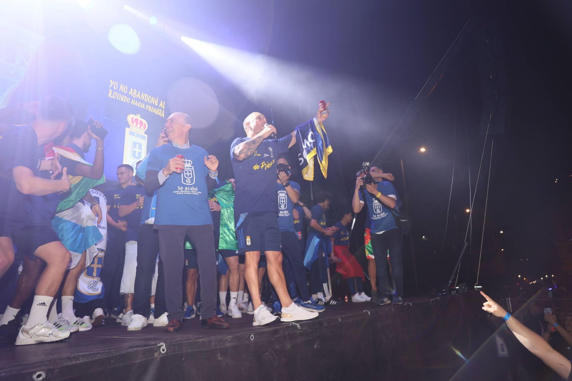 Así se celebró el ascenso del Oviedo a Primera: la afición estalla en una noche histórica
