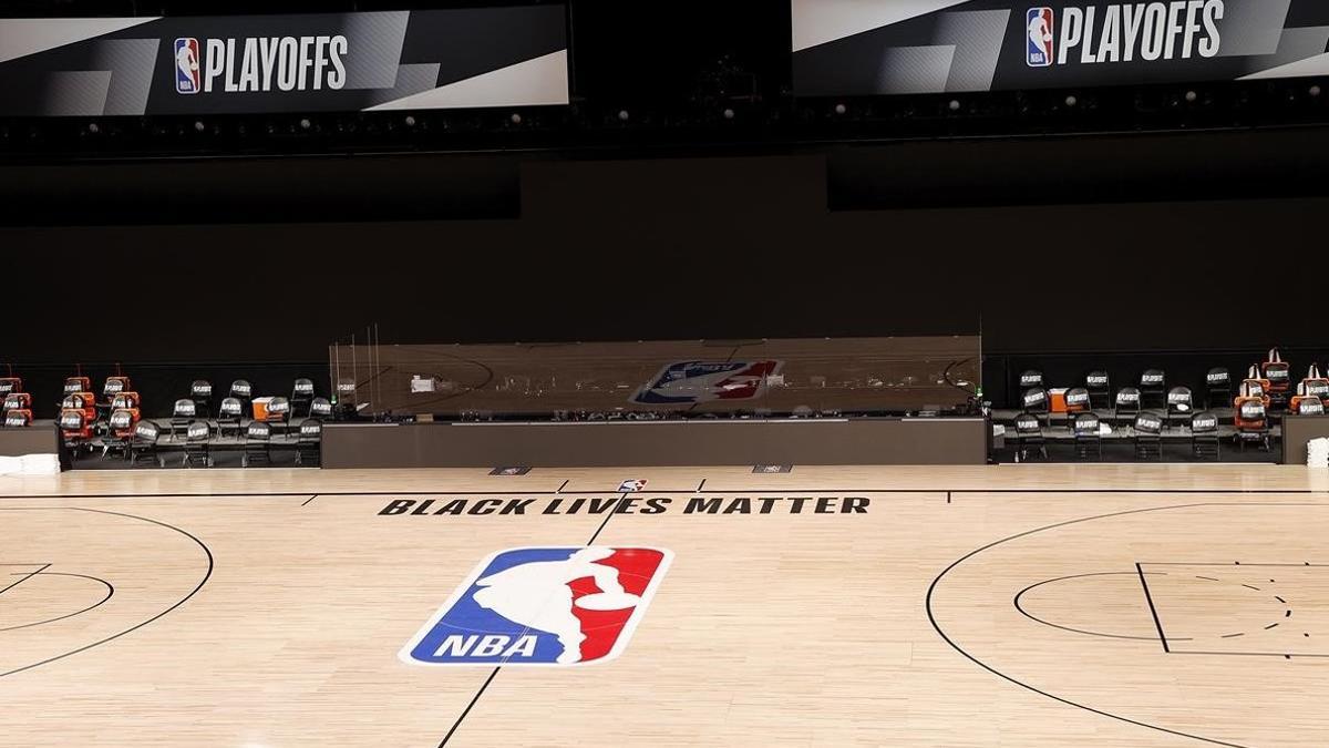 Pista vacía donde tenían que jugar los Milwaukee Bucks, en Florida, con el lema 'Black Lives Matter'.