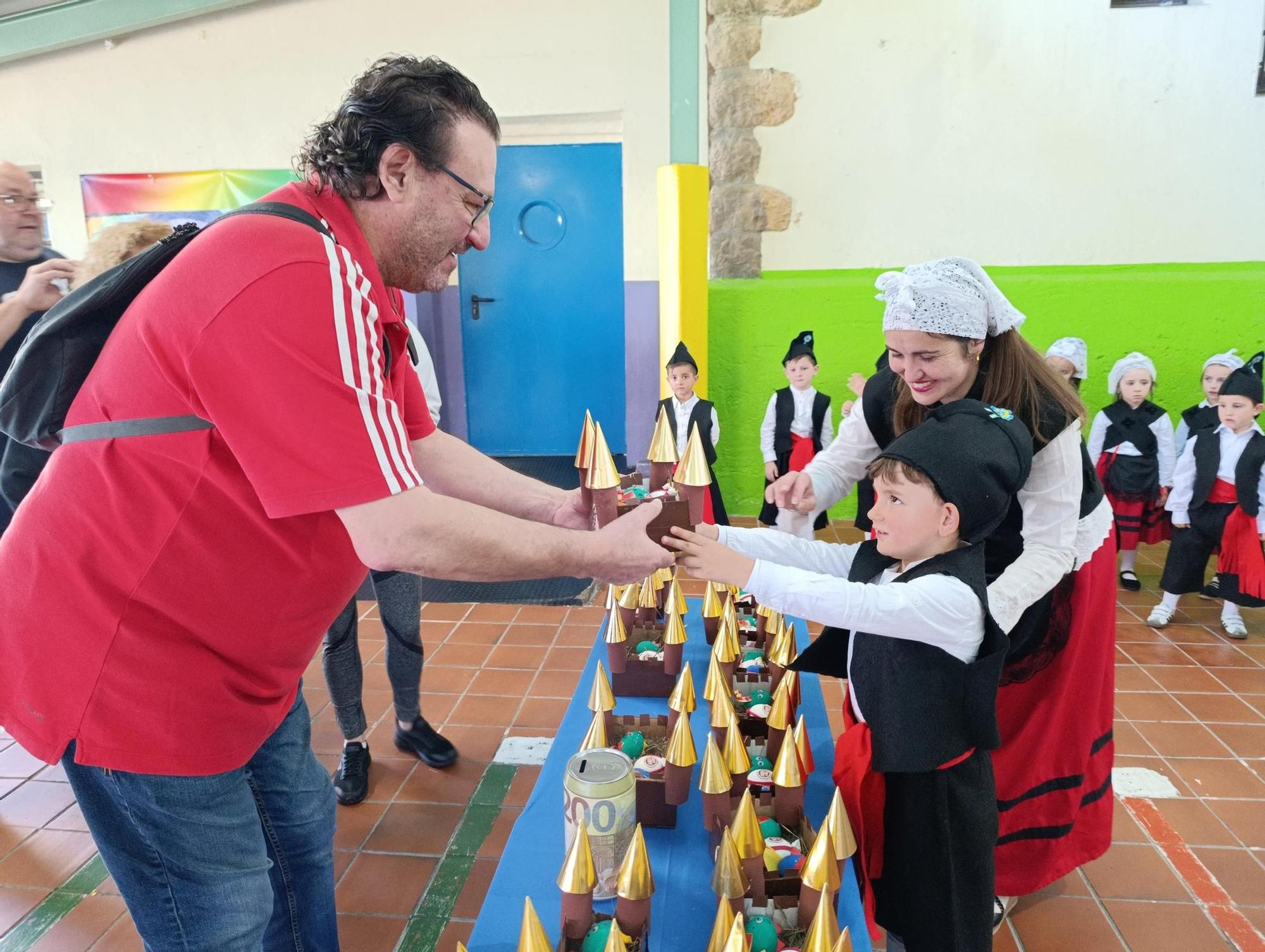 Así fue el Mercadillo de Güevos Pintos Solidarios del Peña Careses