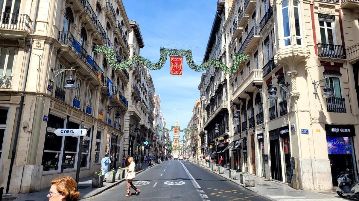 El carrer La Pau ya ha sido decorado para la ocasión.