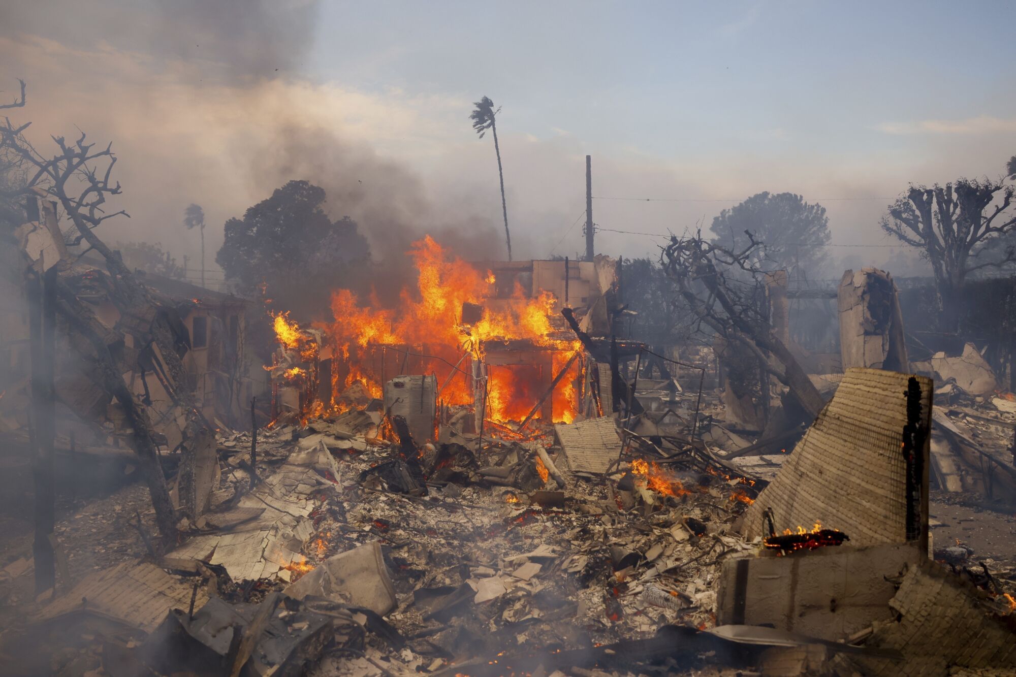 The Palisades Fire burns a structure in the Pacific Palisades neighborhood of Los Angeles, Wednesday, Jan. 8, 2025. (AP Photo/Etienne Laurent) Associated Press / LaPresse Only italy and Spain. EDITORIAL USE ONLY/ONLY ITALY AND SPAIN