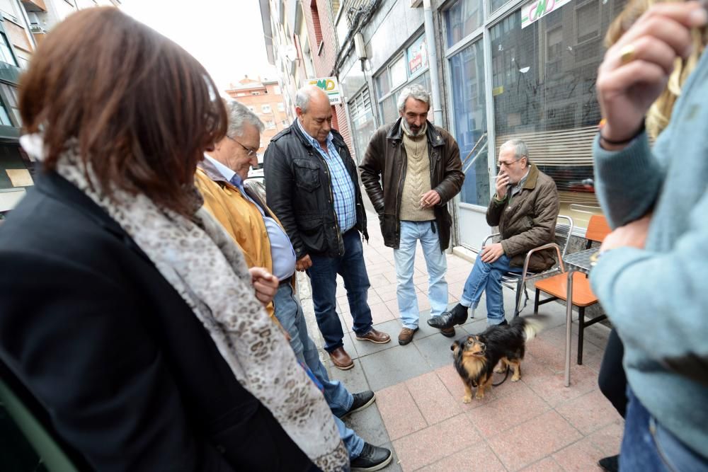 Josín entrega su perro "Trasgu" a Antonia Morales