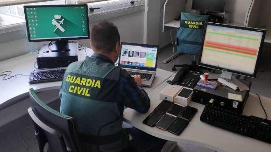 Un agente de la Guardia Civil durante la investigación. // FdV